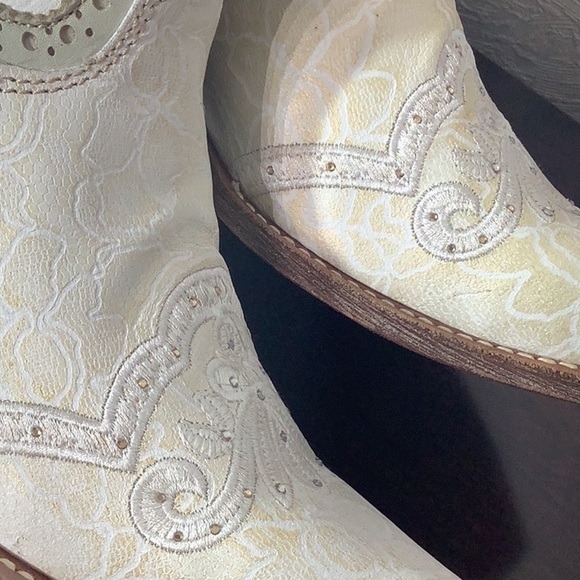 CORRAL NEW - Sz 8.5 - Swarovski sparkle dots - gold shimmer - floral pattern - Picture 13 of 15